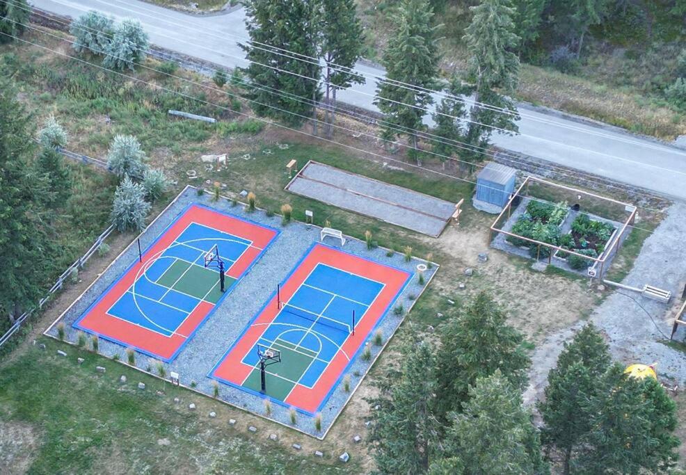 Oasis Getaway, Mins To Lake, King Bed, Dbl Garage Invermere Exterior photo
