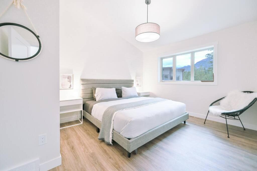 Oasis Getaway, Mins To Lake, King Bed, Dbl Garage Invermere Exterior photo